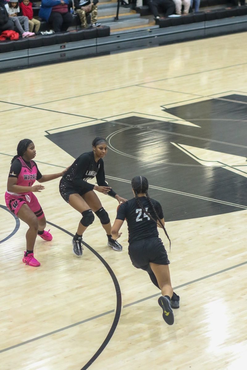 Jaylah Lampley, Senior, passes the ball to Aniyah Mckenzie, Junior, after a screen.