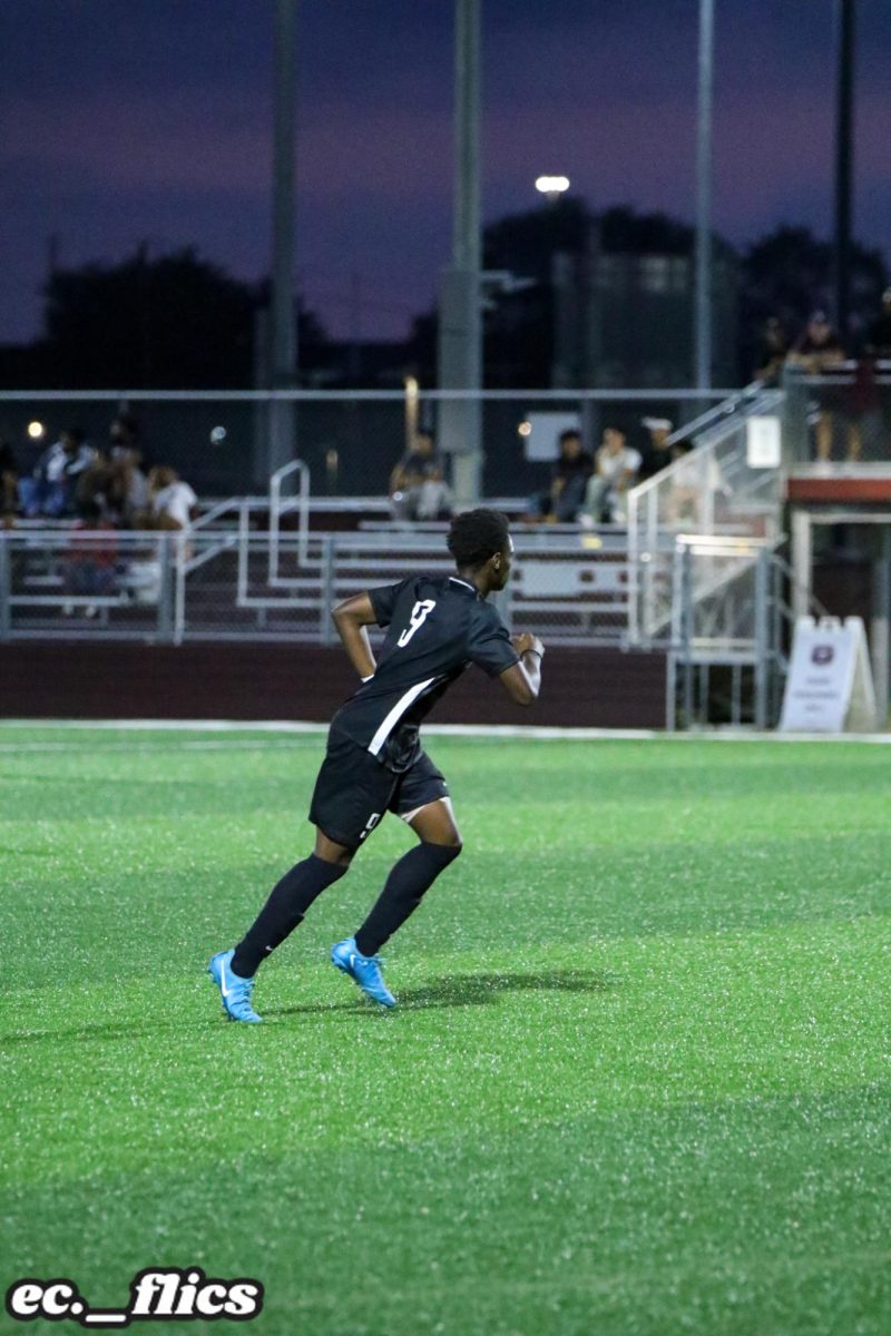 Dallo Ngoyi, Junior, runs back on defense vs Bishop Chatard.
